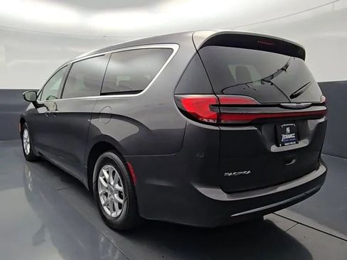 Used 2023 Chrysler Pacifica Touring-L FWD image 5