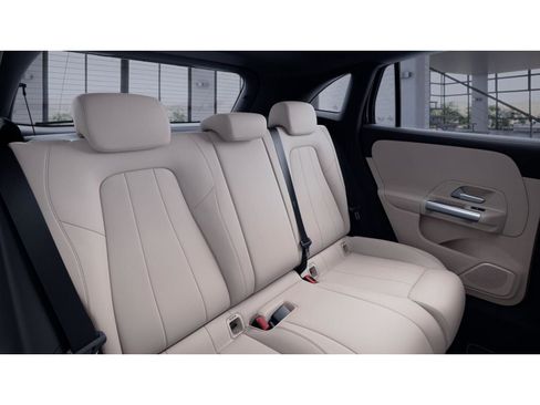 Used 2023 Mercedes-Benz GLA 250 4MATIC image 5