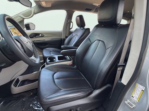 Used 2024 Chrysler Pacifica Touring-L FWD image 14