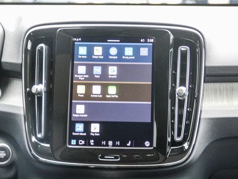 Used 2025 Volvo XC40 B5 Core image 17