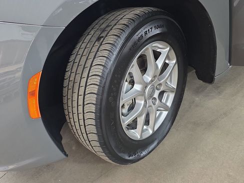 Certified 2025 Chrysler Pacifica Select FWD image 34