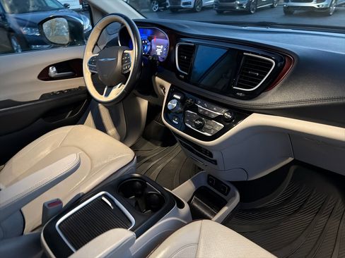 Used 2017 Chrysler Pacifica Limited w/ UConnect Theater Package image 18