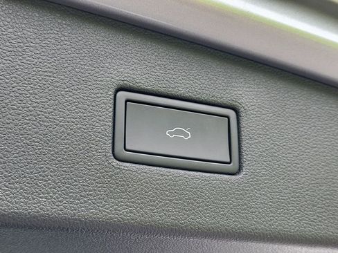 Used 2024 Volkswagen Tiguan SE w/ Panoramic Sunroof Package FWD image 8