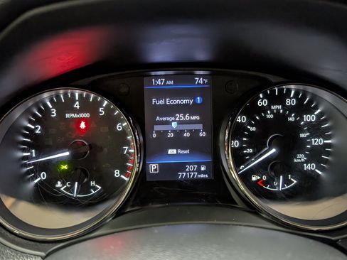 Used 2018 Nissan Rogue SV FWD image 17