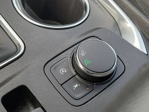 Used 2023 Chevrolet Traverse LT FWD image 19