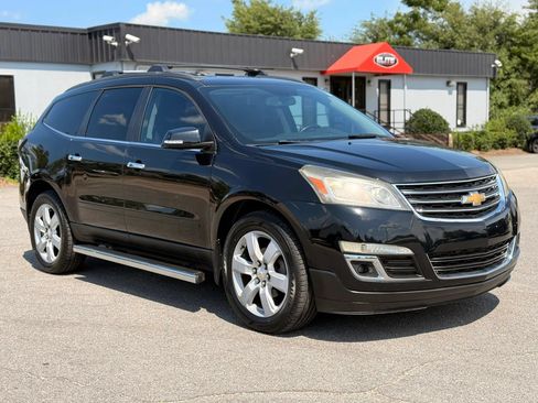 Used 2017 Chevrolet Traverse LT w/ Style and Technology Package FWD image 2