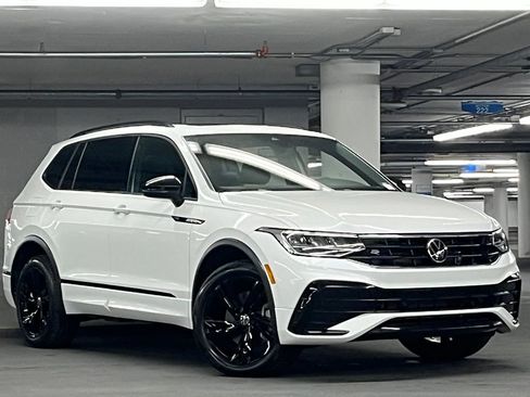 Certified 2023 Volkswagen Tiguan SE R-Line FWD image 2