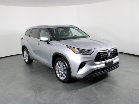 Used 2023 Toyota Highlander Limited image 11