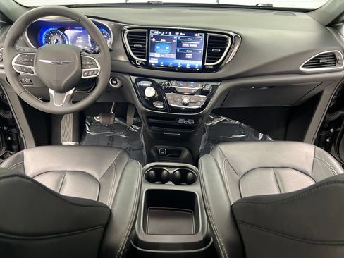Used 2025 Chrysler Pacifica Select FWD image 48