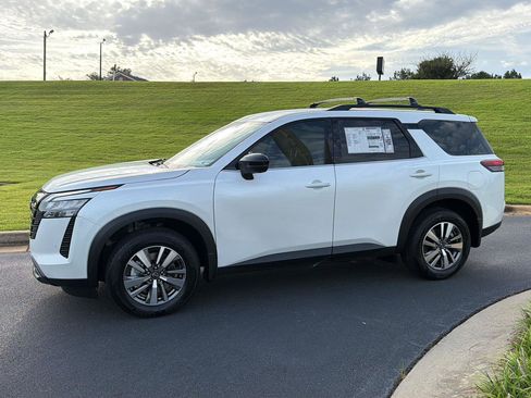 New 2026 Nissan Pathfinder SL FWD image 3