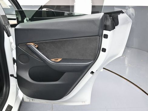 Used 2021 Tesla Model Y 2WD image 40