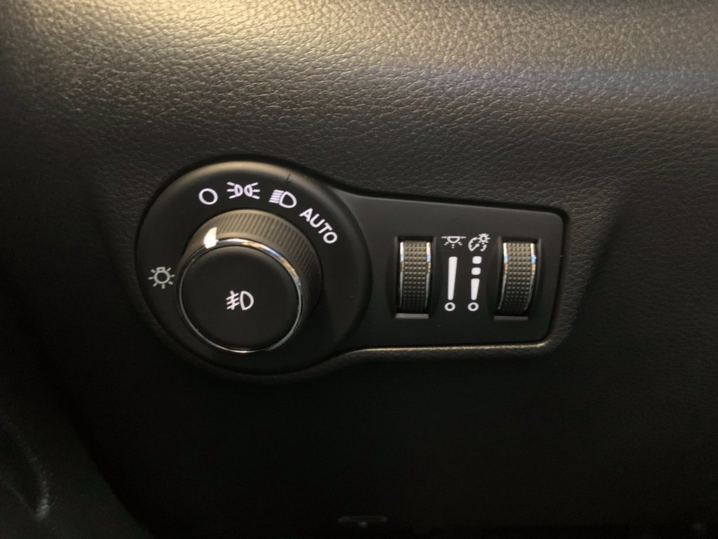 Used 2025 Jeep Compass Trailhawk AWD/4WD image 9