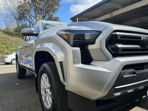 Used 2025 Toyota Tacoma SR5 AWD/4WD image 33