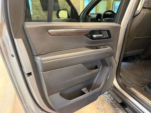 Used 2025 Chevrolet Suburban Z71 image 17