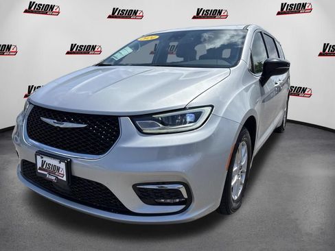 Used 2024 Chrysler Pacifica Touring-L FWD image 1