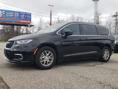 Used 2025 Chrysler Pacifica Select FWD image 8