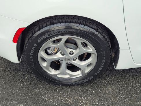 Used 2022 Chrysler Pacifica Limited FWD image 10