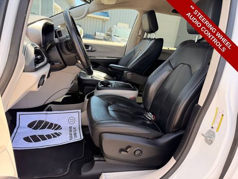 Used 2021 Chrysler Pacifica Touring-L FWD image 11