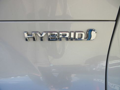 Used 2021 Toyota Venza LE image 10