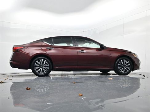 Used 2024 Nissan Altima 2.5 SV image 39