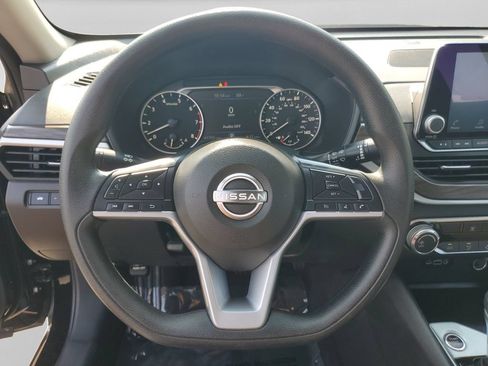 Used 2025 Nissan Altima 2.5 SV FWD image 19