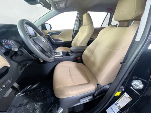 Used 2022 Toyota RAV4 LE image 18