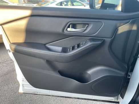 Used 2025 Nissan Rogue SV image 18