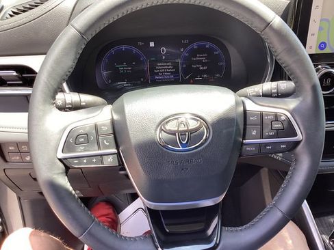Used 2024 Toyota Highlander Platinum FWD image 13