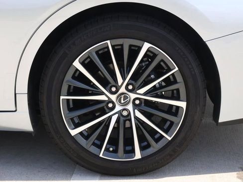Used 2025 Lexus ES 350 w/ Premium Package FWD image 9