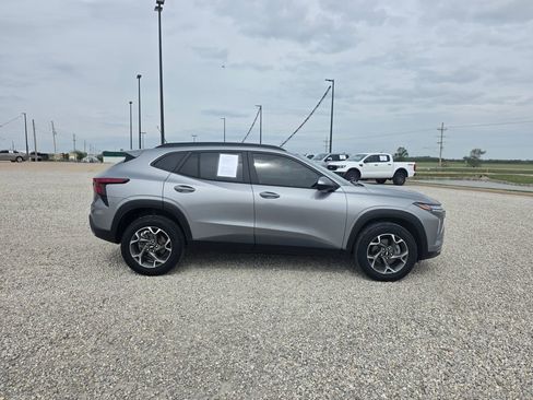 Used 2024 Chevrolet Trax LT FWD image 2