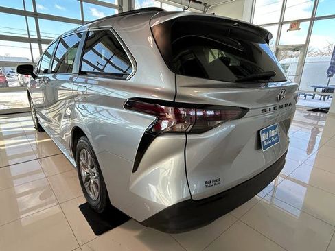 Used 2024 Toyota Sienna XLE image 10