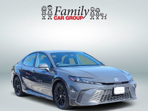 Used 2025 Toyota Camry SE FWD image 2
