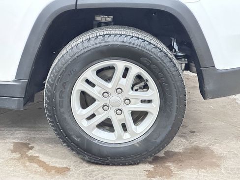 Used 2023 Jeep Grand Cherokee Laredo image 50