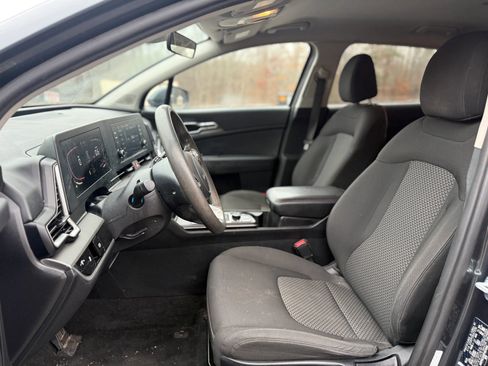 Used 2023 Kia Sportage LX image 2