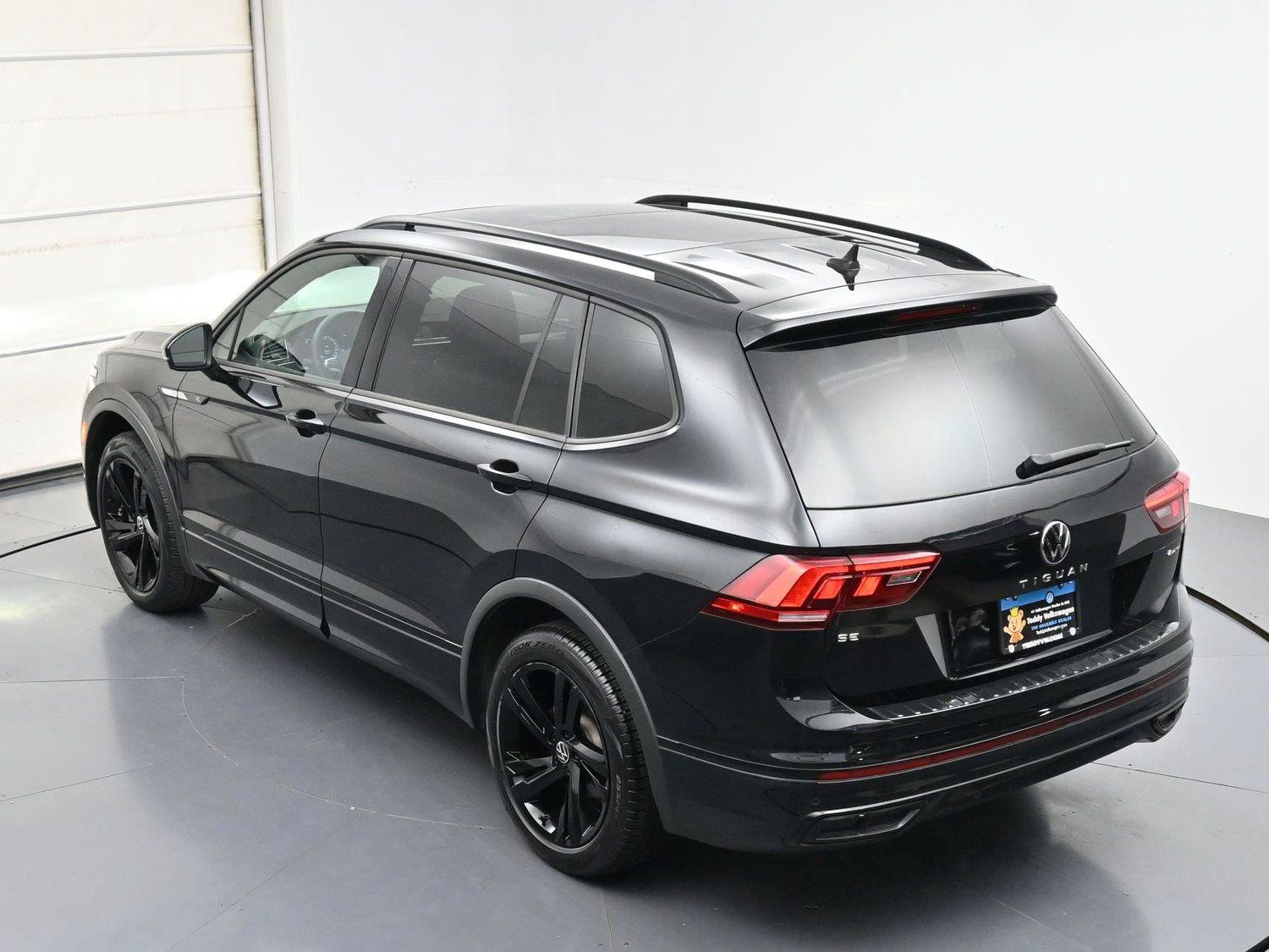 Used 2023 Volkswagen Tiguan SE R-Line AWD/4WD image 32