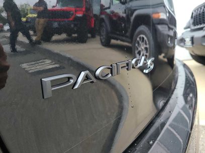 New 2023 Chrysler Pacifica Limited w/ Uconnect Theater Family Group