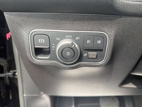 Used 2025 Mercedes-Benz GLB 250 image 31