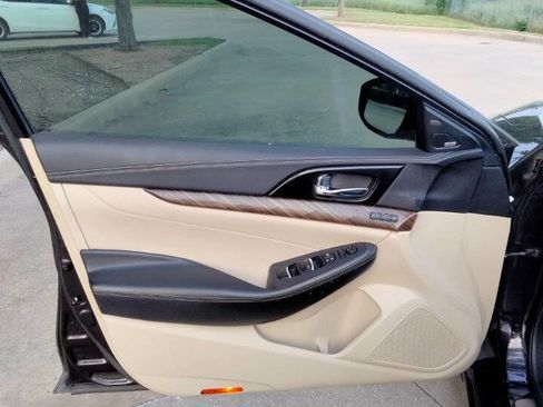 Used 2017 Nissan Maxima Platinum w/ Medallion Package FWD image 9