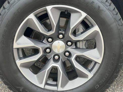 Used 2022 Chevrolet Silverado 1500 LT AWD/4WD image 9