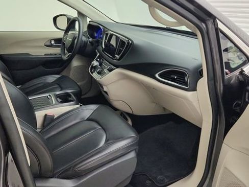 Used 2023 Chrysler Pacifica Touring-L FWD image 23