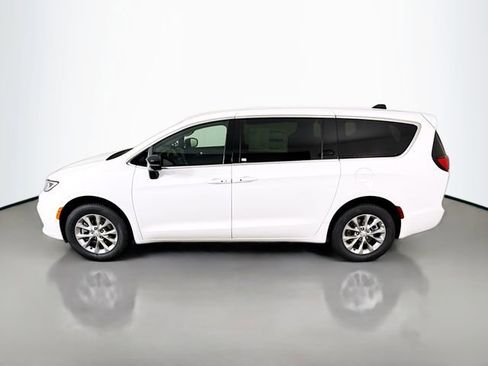 New 2026 Chrysler Pacifica Select image 4