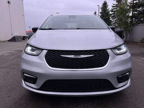 Used 2024 Chrysler Pacifica Touring-L FWD image 29