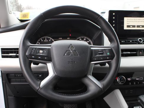 Used 2025 Mitsubishi Outlander SE AWD/4WD image 10