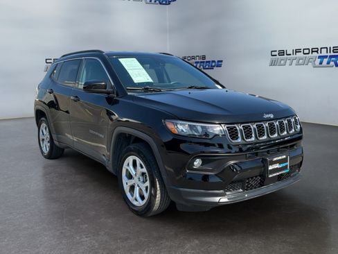 Used 2024 Jeep Compass Latitude AWD/4WD image 3