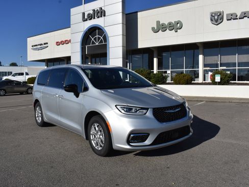 New 2026 Chrysler Pacifica Select image 1