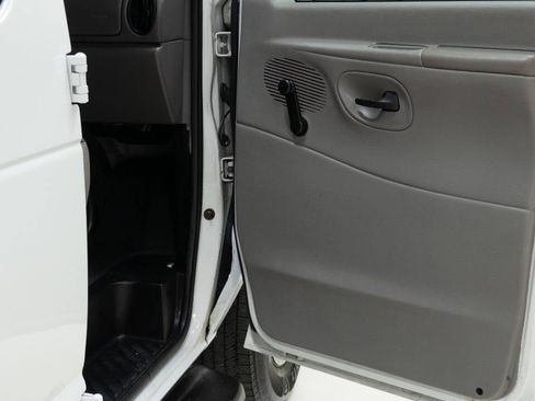 Used 2001 Ford E-350 and Econoline 350 XLT image 24