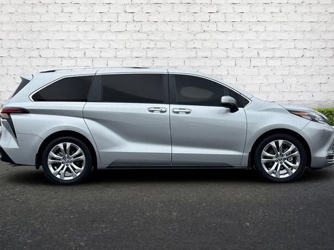 Used 2023 Toyota Sienna Platinum image 3