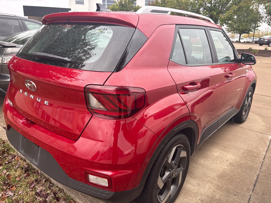 Used 2022 Hyundai Venue Limited w/ Cargo Package FWD image 3