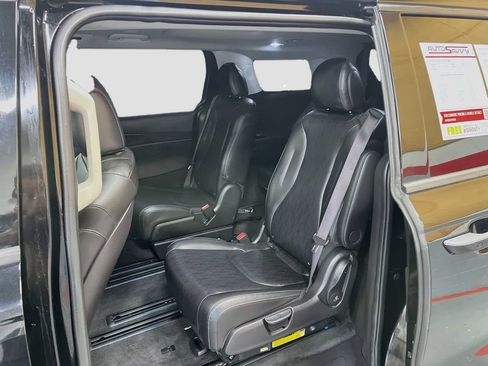 Used 2025 Kia Carnival SX w/ SX Dark Edition Package FWD image 25