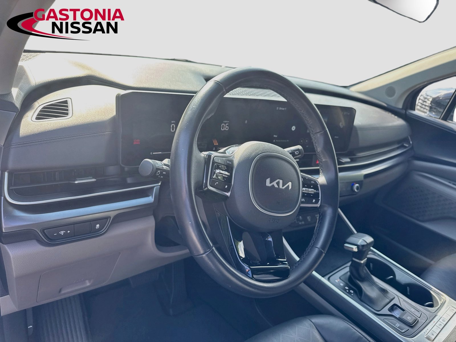 Used 2025 Kia Carnival FWD image 11